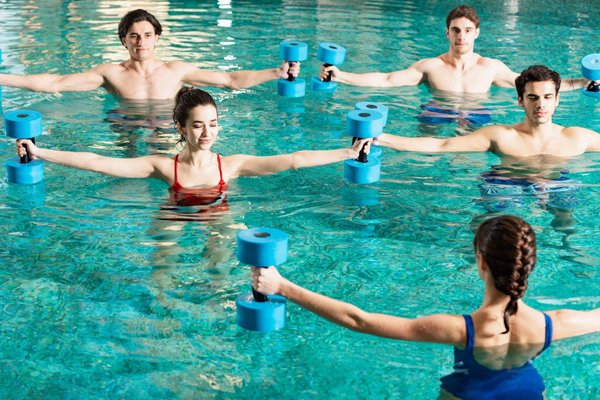 Quel type d'entraînement aquatique peut bénéficier aux joueurs de water-polo durant la pré-saison?